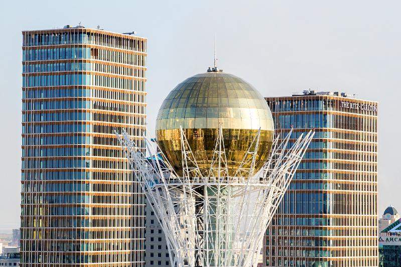 Astana — biznes mərkəzi və Bayterek abidəsi